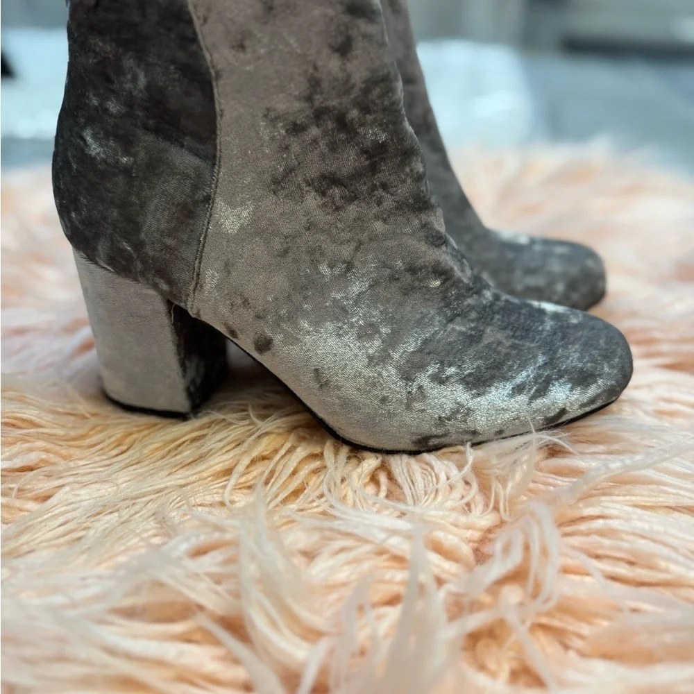 Diba Brodie Gray Velvet Ankle Booties Size 8.5